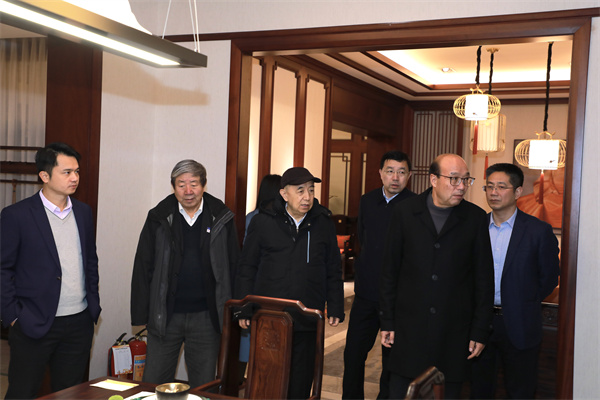 世界博物館協會亞太聯盟原主席張柏(左二)參觀卓木王展廳 世界博物館協會亞太聯盟原主席張柏(左二)參觀卓木王展廳