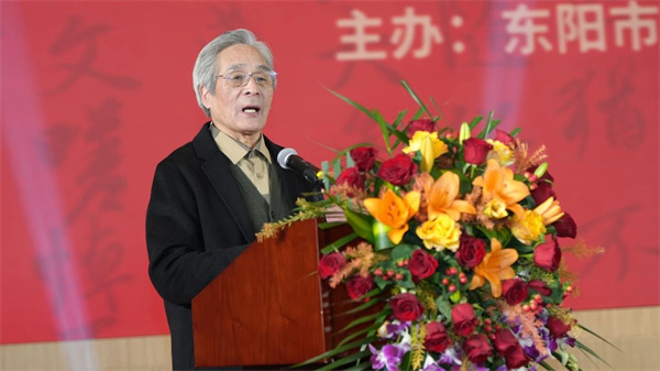 ▲盧光華大師向廣廈大學捐贈作品 ▲盧光華大師向廣廈大學捐贈作品