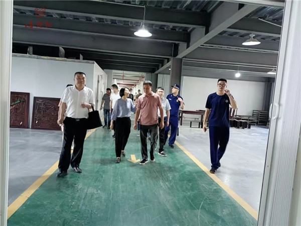 東陽市副市長龔杭娟（左二）一行在董事長陸飛躍（右二）陪同下參觀了喜迎紅紅木工廠