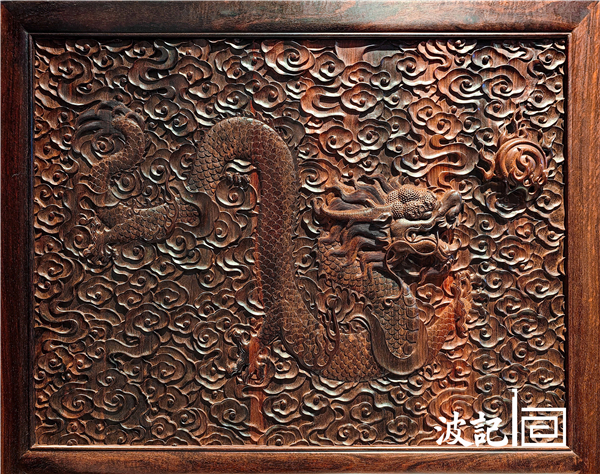《小葉紫檀雕龍畫柜》側面龍紋細節圖 《小葉紫檀雕龍畫柜》側面龍紋細節圖