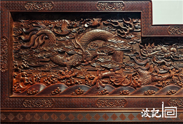 《小葉紫檀雕龍寶座》右側圍板龍紋細節圖 《小葉紫檀雕龍寶座》右側圍板龍紋細節圖