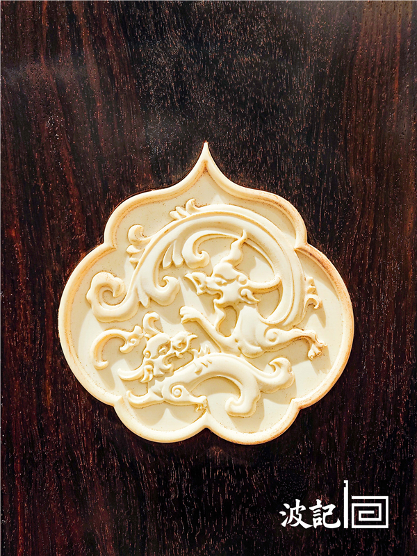 《小葉紫檀鑲牙官帽椅》靠背龍紋細節圖 《小葉紫檀鑲牙官帽椅》靠背龍紋細節圖