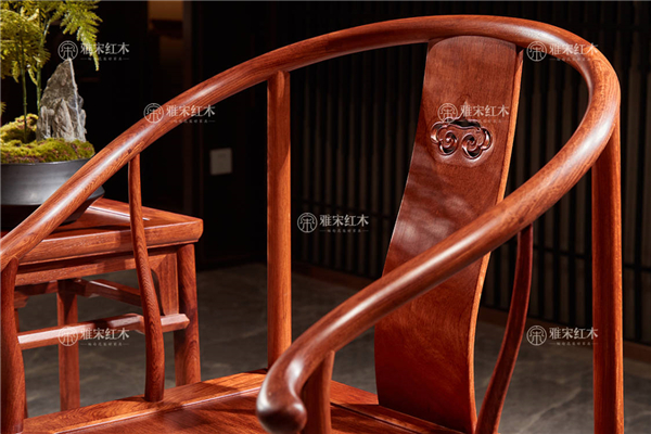 明式圈椅靠背的S形構(gòu)造,實(shí)現(xiàn)了“器”與“用”的平衡 明式圈椅靠背的S形構(gòu)造,實(shí)現(xiàn)了“器”與“用”的平衡