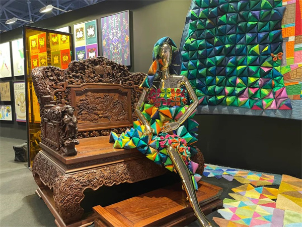卓木王參展作品《中國夢富春山居和諧寶座》 卓木王參展作品《中國夢富春山居和諧寶座》