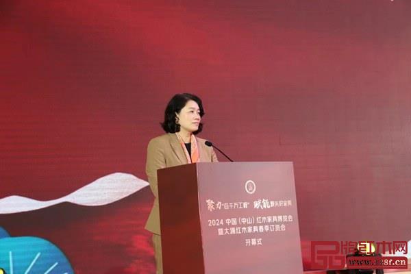 中山市政協副主席馮金怡上臺致辭 中山市政協副主席馮金怡上臺致辭