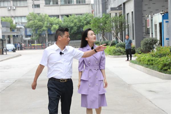 全國工商聯藝術紅木家具專業委員會主席團主席、浙江省工藝美術大師、李忠信紅木董事長李忠信(左)給主持人介紹專屬工業園區 全國工商聯藝術紅木家具專業委員會主席團主席、浙江省工藝美術大師、李忠信紅木董事長李忠信(左)給主持人介紹專屬工業園區