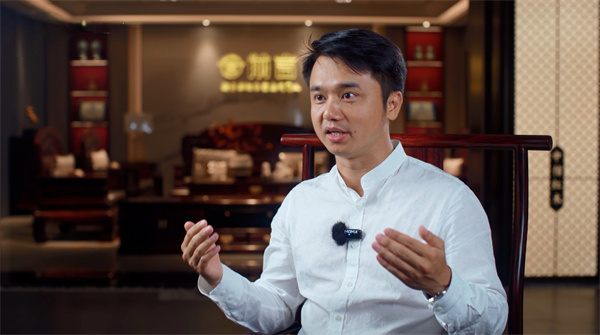 全國工商聯藝術紅木家具專業委員會執行會長、《大國匠心&大國工廠》欄目策劃人、品牌紅木CEO林偉華 全國工商聯藝術紅木家具專業委員會執行會長、《大國匠心&大國工廠》欄目策劃人、品牌紅木CEO林偉華