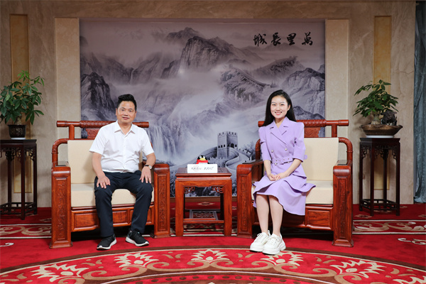 全國工商聯藝術紅木家具專業委員會主席團主席、浙江省工藝美術大師、李忠信紅木董事長李忠信(左)接受主持人專訪 全國工商聯藝術紅木家具專業委員會主席團主席、浙江省工藝美術大師、李忠信紅木董事長李忠信(左)接受主持人專訪
