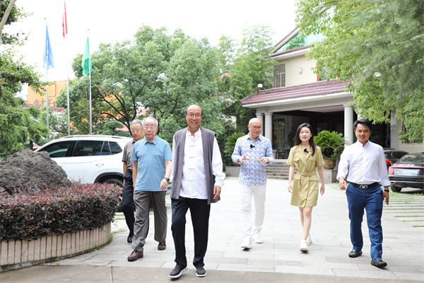 《大國工廠》欄目專家與央視主持人一起參觀卓木王杜山莊 《大國工廠》欄目專家與央視主持人一起參觀卓木王杜山莊