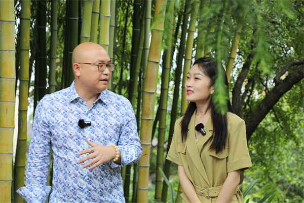 卓木王總裁杜長江(左)為央視主持人介紹卓木王杜山莊 卓木王總裁杜長江(左)為央視主持人介紹卓木王杜山莊