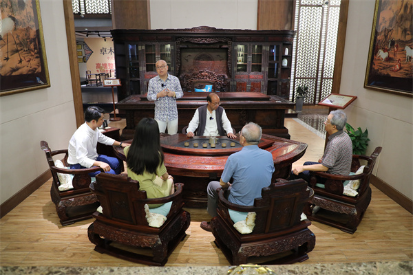 卓木王董事長杜承三、卓木王總裁杜長江為《大國工廠》欄目專家和央視主持人介紹中式高定工廠背后的故事 卓木王董事長杜承三、卓木王總裁杜長江為《大國工廠》欄目專家和央視主持人介紹中式高定工廠背后的故事