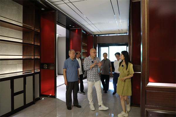 《大國工廠》欄目專家與央視主持人一起參觀卓木王中式高定家居展廳 《大國工廠》欄目專家與央視主持人一起參觀卓木王中式高定家居展廳