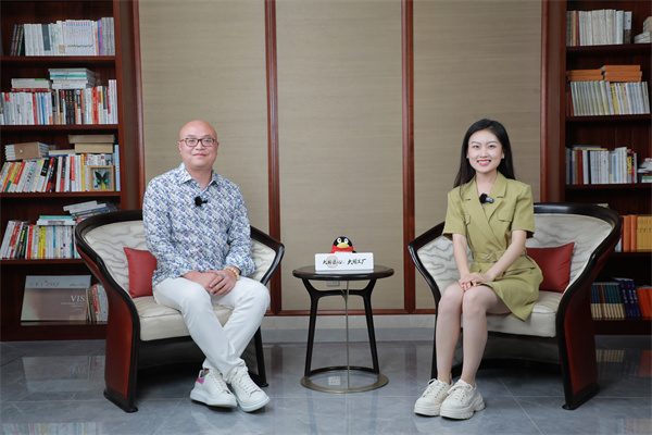 卓木王總裁杜長江為央視主持人介紹杜山莊第三期發(fā)展規(guī)劃 卓木王總裁杜長江為央視主持人介紹杜山莊第三期發(fā)展規(guī)劃