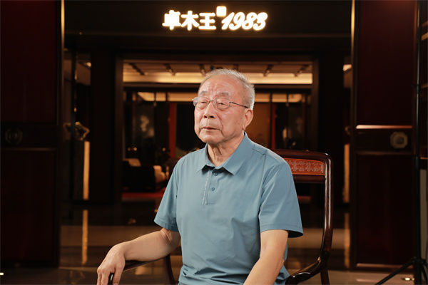 全國工商聯(lián)藝術(shù)紅木家具專業(yè)委員會專家顧問、《紅木家具通用技術(shù)條件》標(biāo)準(zhǔn)主要起草人曹新民 全國工商聯(lián)藝術(shù)紅木家具專業(yè)委員會專家顧問、《紅木家具通用技術(shù)條件》標(biāo)準(zhǔn)主要起草人曹新民
