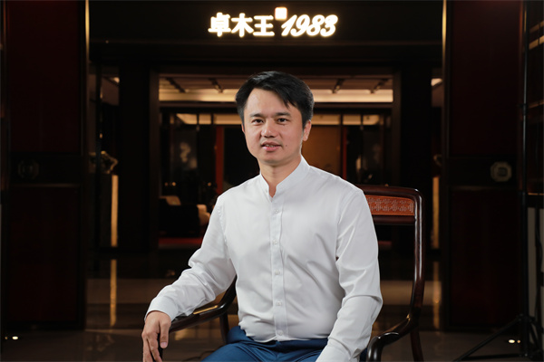 全國工商聯(lián)藝術(shù)紅木家具專業(yè)委員會執(zhí)行會長、《大國匠心&大國工廠》欄目策劃人、品牌紅木CEO林偉華 全國工商聯(lián)藝術(shù)紅木家具專業(yè)委員會執(zhí)行會長、《大國匠心&大國工廠》欄目策劃人、品牌紅木CEO林偉華