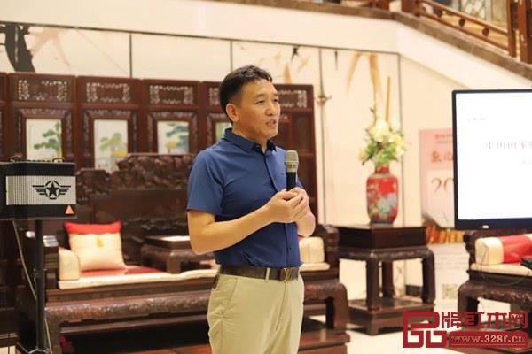 國方家居董事長陳新平介紹中國版本館木作生產項目情況 國方家居董事長陳新平介紹中國版本館木作生產項目情況