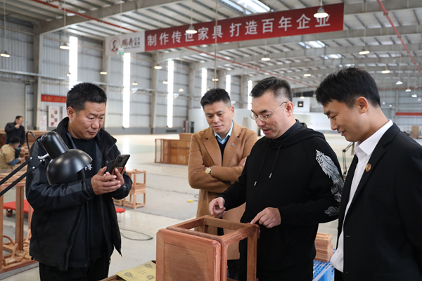陳淦凡董事長為到訪經(jīng)銷商介紹國壽紅木精品細(xì)節(jié) 陳淦凡董事長為到訪經(jīng)銷商介紹國壽紅木精品細(xì)節(jié)