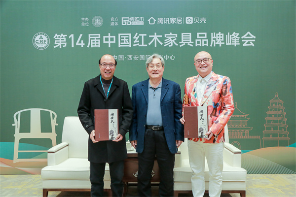 全國人大法律委員會原副主任、全國政協原常委、全國工商聯原常務副主席孫安民（中）卓木王董事長杜承三（左）、總裁杜長江（右）贈書