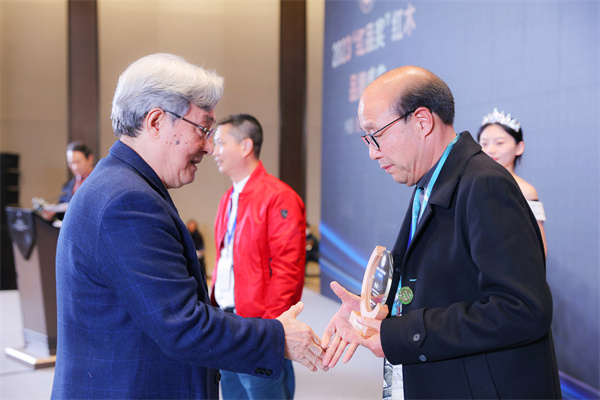 全國人大法律委員會原副主任、全國政協原常委、全國工商聯原常務副主席孫安民（左）為卓木王總裁杜承三（右）頒獎