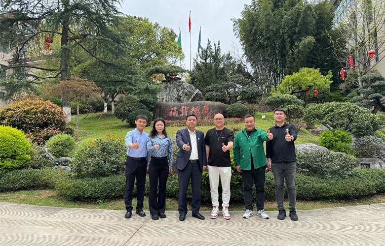 全聯家具裝飾業商會秘書長張仁江一行蒞臨卓木王參觀指導
