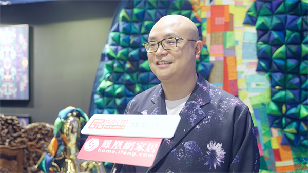 卓木王總裁杜長江在深圳家具展上接受品牌紅木、優居視界、鳳凰網家居聯合專訪 卓木王總裁杜長江在深圳家具展上接受品牌紅木、優居視界、鳳凰網家居聯合專訪