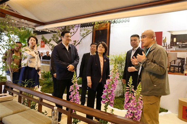 右三為浙江省人大常委會副主任吳晶,左三為浙江省政府副省長胡偉 右三為浙江省人大常委會副主任吳晶,左三為浙江省政府副省長胡偉