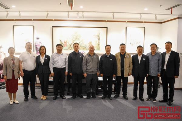 懷古董事長林志權(左二)與各位領導合影 懷古董事長林志權(左二)與各位領導合影