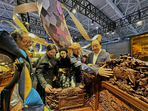 卓木王董事長杜承三作品《中國夢和諧寶座》驚艷亮相深圳國際家具展，吸引無數人駐足停留欣賞