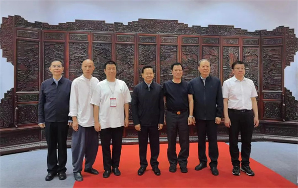 深圳紅木企業：美聯家私榮膺工美巔峰獎項，總設計師胡冠軍獲譽非遺工匠