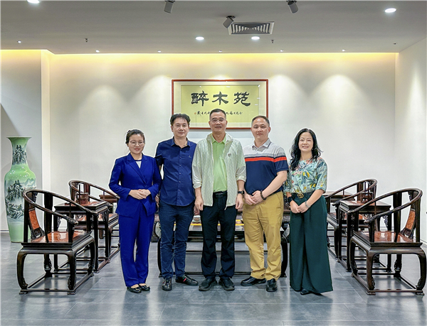 廣東省家具協會會長王克（中）與廣州市醉木苑紅木家具有限公司總經理鄭庭華（右二）、廣州市緣融軒商貿有限公司總經理陳建陽（左二）合影