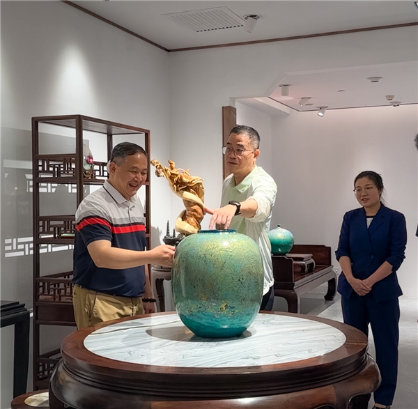 鄭庭華總經理（左）熱情指引王克會長（中）一行參觀醉木苑展廳