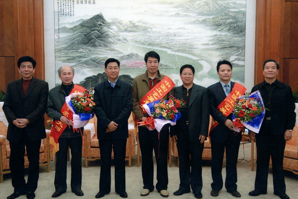 2006年,林慶財(右二)獲評“中國工藝美術大師” 2006年,林慶財(右二)獲評“中國工藝美術大師”
