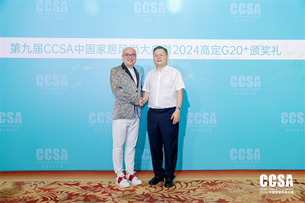 卓木王總裁杜長江(左)與中國高定展、高定俱樂部創始人張傳喜 卓木王總裁杜長江(左)與中國高定展、高定俱樂部創始人張傳喜