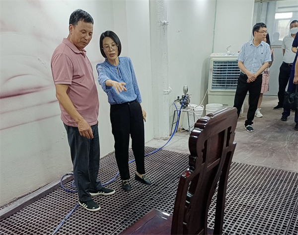 喜迎紅紅木董事長陸飛躍為政府領導介紹水性漆工藝 喜迎紅紅木董事長陸飛躍為政府領導介紹水性漆工藝