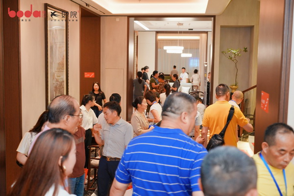 博大家居2000㎡旗艦展廳大幕揭起后,眾嘉賓步入?yún)⒂^(guān) 博大家居2000㎡旗艦展廳大幕揭起后,眾嘉賓步入?yún)⒂^(guān)