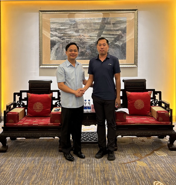 左:越南河內東英縣委員及宣傳部副部長阮庭占 右:大涌鎮副鎮長譚小龍 左:越南河內東英縣委員及宣傳部副部長阮庭占 右:大涌鎮副鎮長譚小龍