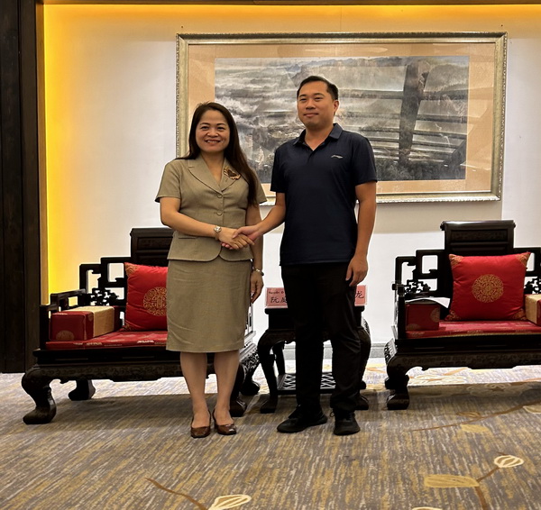 左:云荷鎮鎮長、副書記杜氏好 右:大涌鎮副鎮長譚小龍 左:云荷鎮鎮長、副書記杜氏好 右:大涌鎮副鎮長譚小龍