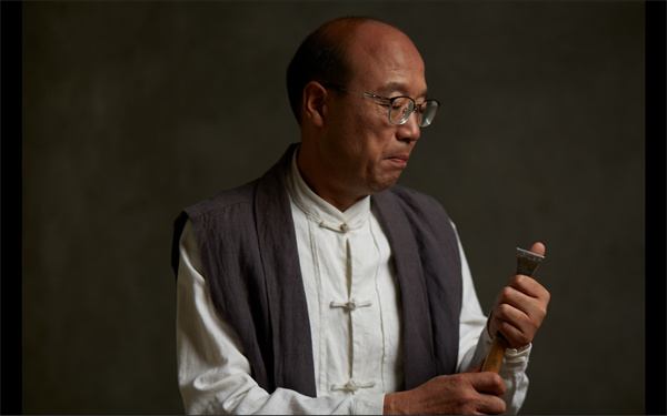 中國(guó)傳統(tǒng)工藝大師、卓木王董事長(zhǎng)杜承三始終認(rèn)為要對(duì)工具抱有敬畏之心 中國(guó)傳統(tǒng)工藝大師、卓木王董事長(zhǎng)杜承三始終認(rèn)為要對(duì)工具抱有敬畏之心