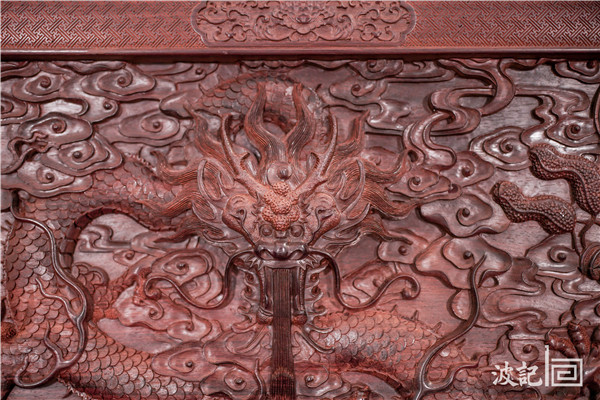 《雕龍寶座》以印度小葉紫檀為材 《雕龍寶座》以印度小葉紫檀為材