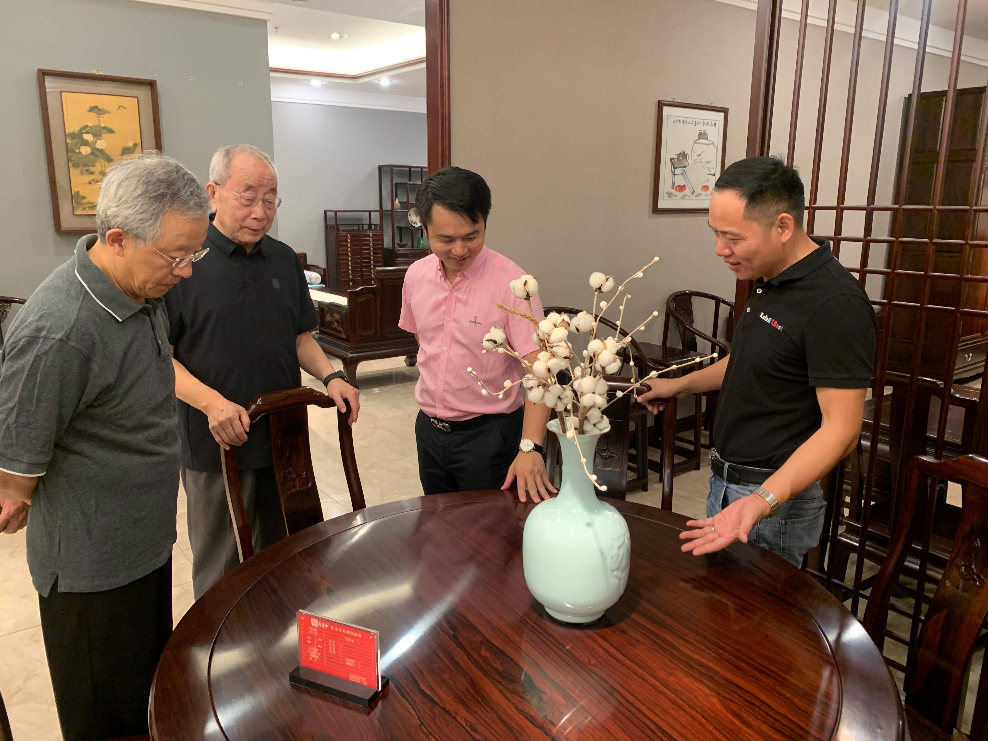 董事長蔣國洪給專家介紹微凹黃檀家具 董事長蔣國洪給專家介紹微凹黃檀家具