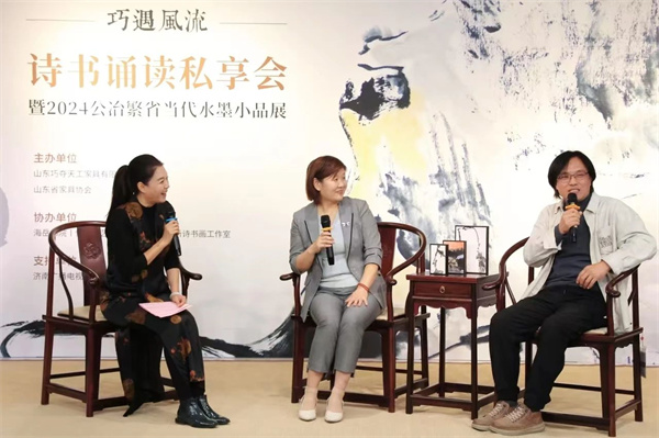首都師范大學現代水墨研究所研究員、中國當代水墨年會學術委員公冶繁省(右一)談及自己對詩歌、藝術和生活的關系的理解 首都師范大學現代水墨研究所研究員、中國當代水墨年會學術委員公冶繁省(右一)談及自己對詩歌、藝術和生活的關系的理解