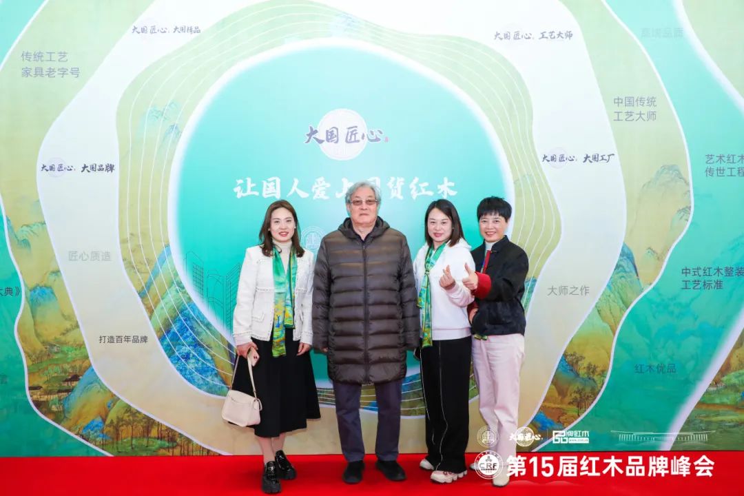 凹凸傳奇紅木董事長唐麗(左一)、經(jīng)理唐路(右二)在第15屆紅木家具品牌峰會(huì)現(xiàn)場與全國人大法律委員會(huì)原副主任、全國政協(xié)原常委、全國工商聯(lián)原常務(wù)副主席孫安民(左二)合影 凹凸傳奇紅木董事長唐麗(左一)、經(jīng)理唐路(右二)在第15屆紅木家具品牌峰會(huì)現(xiàn)場與全國人大法律委員會(huì)原副主任、全國政協(xié)原常委、全國工商聯(lián)原常務(wù)副主席孫安民(左二)合影