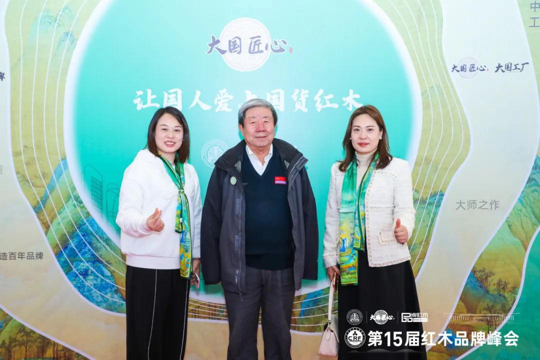 凹凸傳奇紅木董事長唐麗(左)、經(jīng)理唐路(右二)與全國人大法律委員會(huì)原副主任、全國政協(xié)原常委、全國工商聯(lián)原常務(wù)副主席孫安民(左二)合影留念 凹凸傳奇紅木董事長唐麗(左)、經(jīng)理唐路(右二)與全國人大法律委員會(huì)原副主任、全國政協(xié)原常委、全國工商聯(lián)原常務(wù)副主席孫安民(左二)合影留念