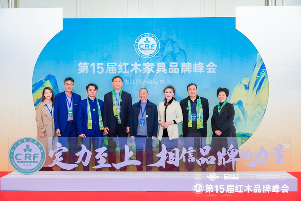 巴吉五軸總經理何戰與參會嘉賓合影 巴吉五軸總經理何戰與參會嘉賓合影