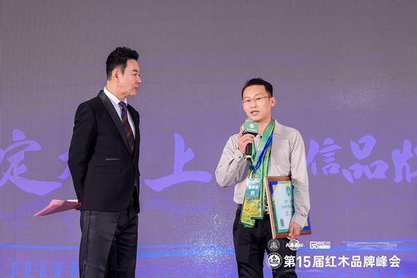 國方家居工藝總監(jiān)章小華接受央視主持人肖貴寧采訪 國方家居工藝總監(jiān)章小華接受央視主持人肖貴寧采訪