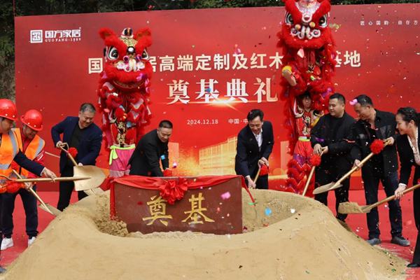 領(lǐng)導(dǎo)嘉賓一起揮鍬培土奠基 領(lǐng)導(dǎo)嘉賓一起揮鍬培土奠基