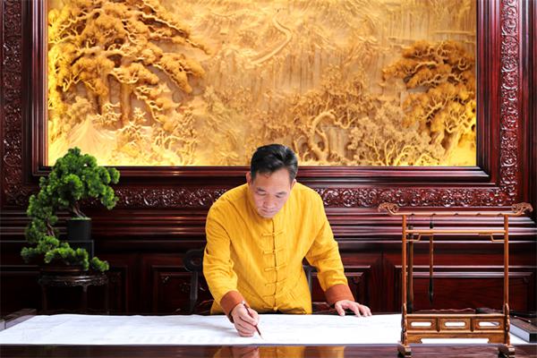 高級(jí)工藝美術(shù)師、國方家居創(chuàng)始人陳新平日常畫圖工作 高級(jí)工藝美術(shù)師、國方家居創(chuàng)始人陳新平日常畫圖工作