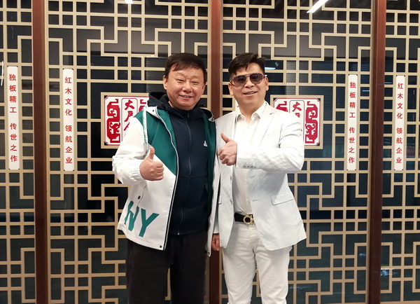 著名演員邵峰（左）蒞臨大戶人家選購紅木家具并與大戶人家董事長周世建（右）合影