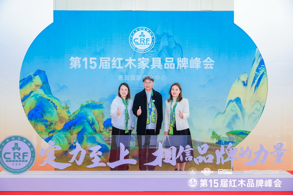 凹凸傳奇紅木董事長唐麗(右)、經(jīng)理唐路(左)與清華大學(xué)家具設(shè)計(jì)高研班講座教授彭亮(中)合影 凹凸傳奇紅木董事長唐麗(右)、經(jīng)理唐路(左)與清華大學(xué)家具設(shè)計(jì)高研班講座教授彭亮(中)合影