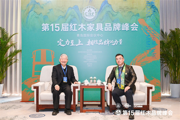 國壽紅木董事長陳淦凡(右)與第十二屆全國政協委員、國務院發展研究中心原副主任侯云春合影 國壽紅木董事長陳淦凡(右)與第十二屆全國政協委員、國務院發展研究中心原副主任侯云春合影